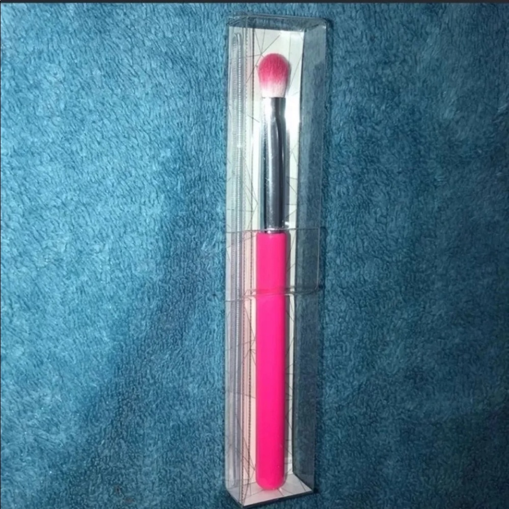 Elizabeth Mott All Over Shadow Brush